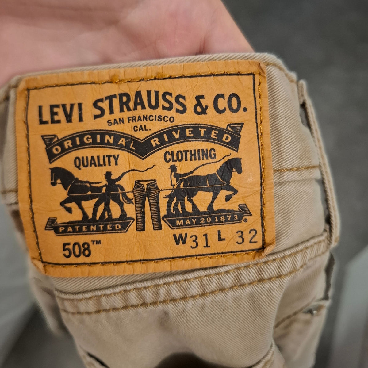 LIKE-NEW Levi's 508™ Regular Taper Beige Chinos – Size W31